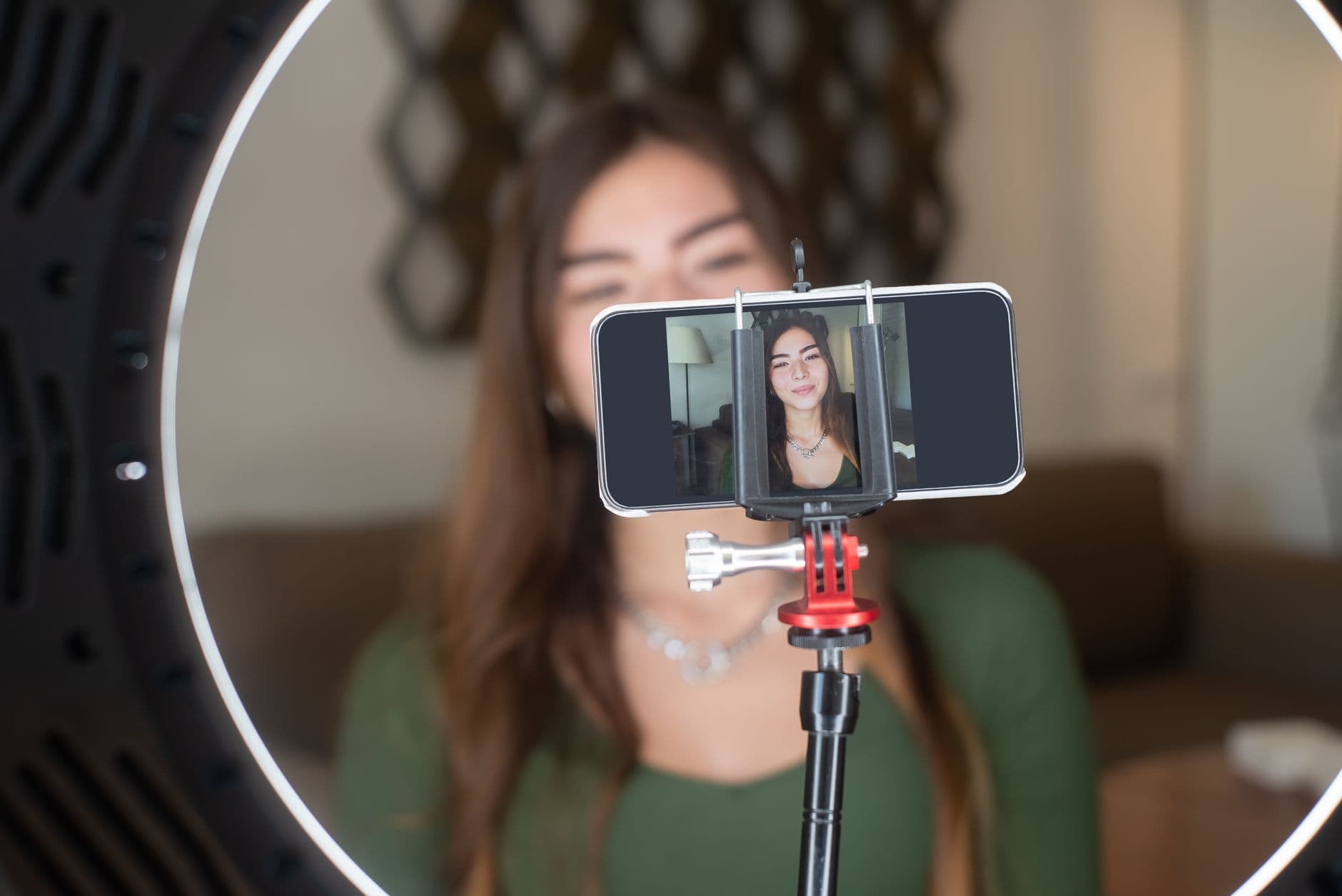 Người bán hàng livestream tại nhà với điện thoại trên chân máy và đèn ring