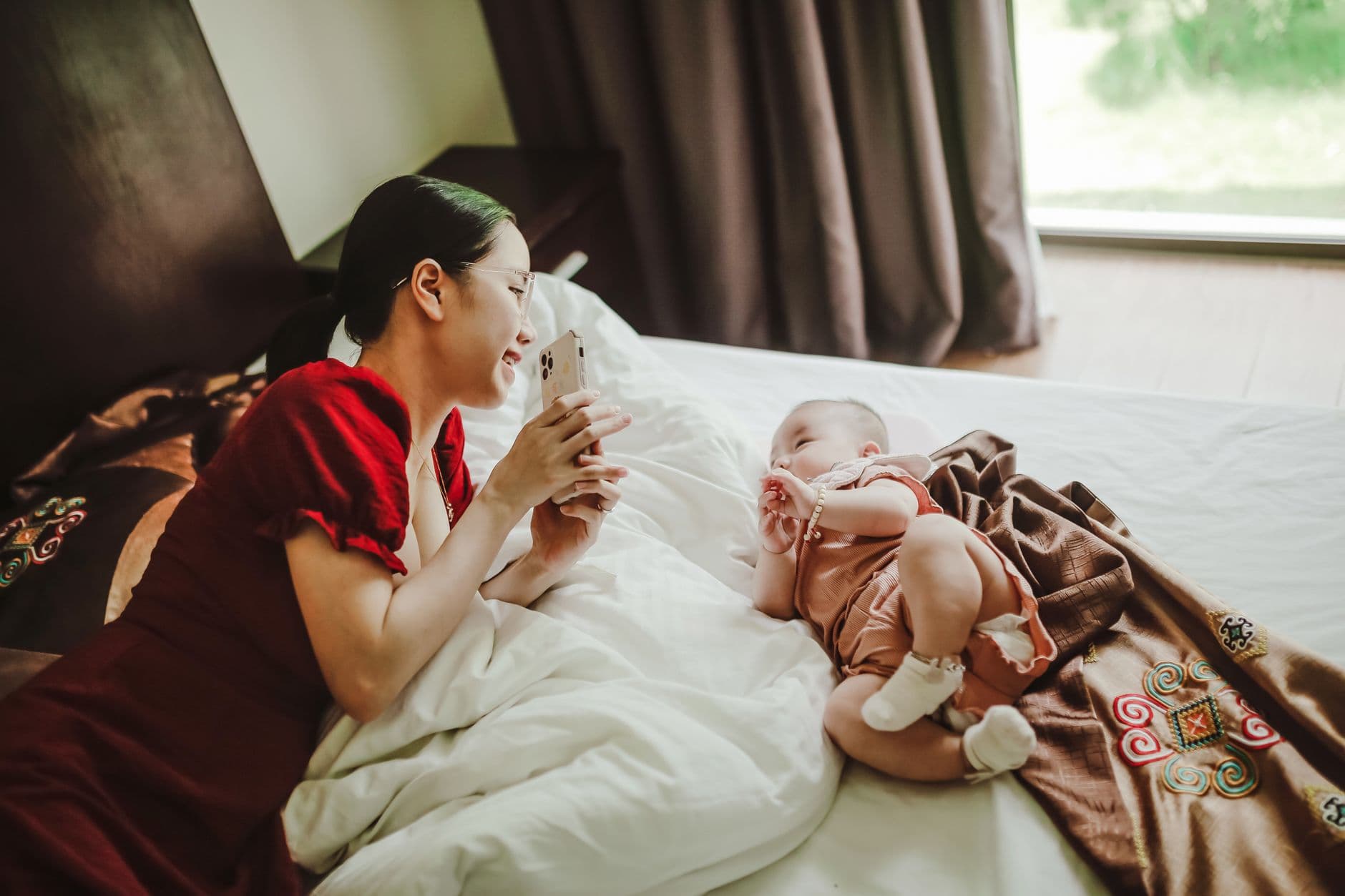 Mẹ cho em bé xem video trên điện thoại