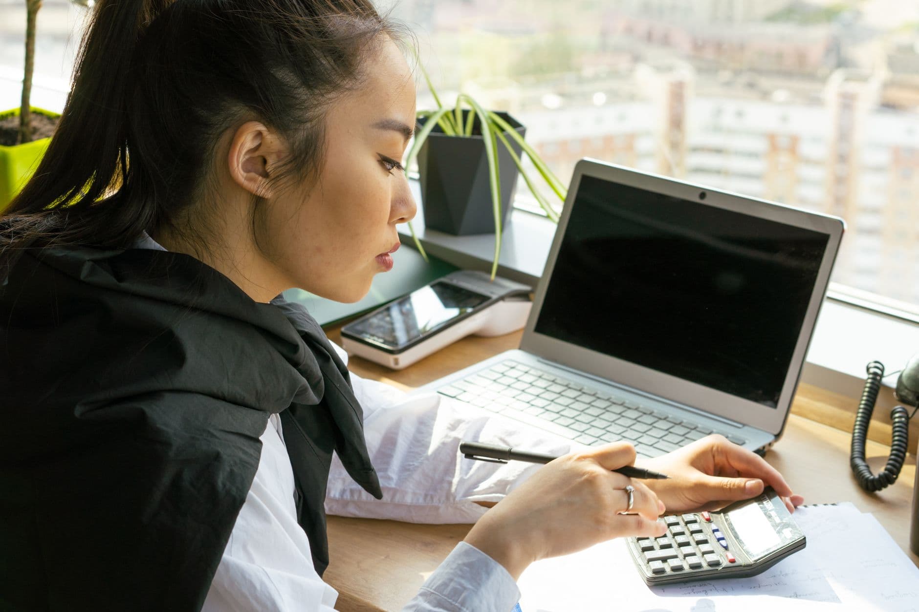 Cách tính chi phí booking KOL chuẩn xác và bóc tách phí ẩn